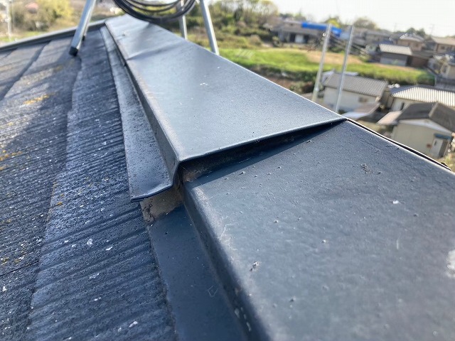 釘が抜けて棟板金が浮いている状況