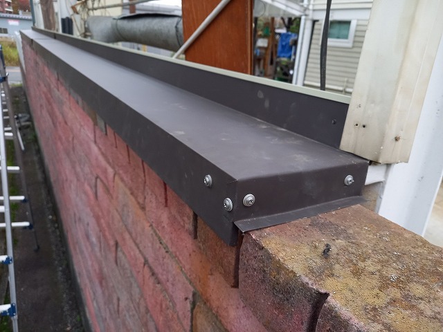 カーポート波板張り替え工事でレンガ塀天端に取り付けた水切り板金の端部納まり