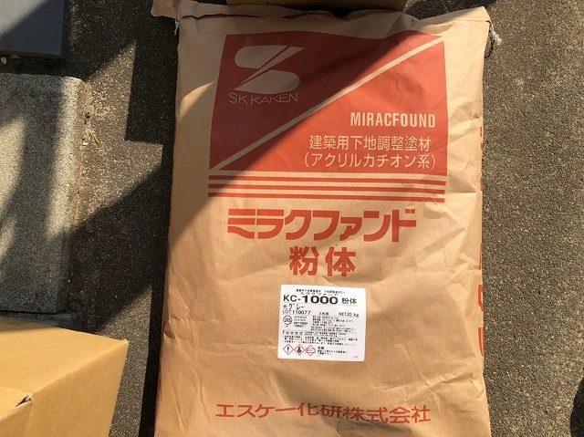 ベランダ防水メンテナンス下地処理工程で使用する「ミラクファンドKC-1000」粉体