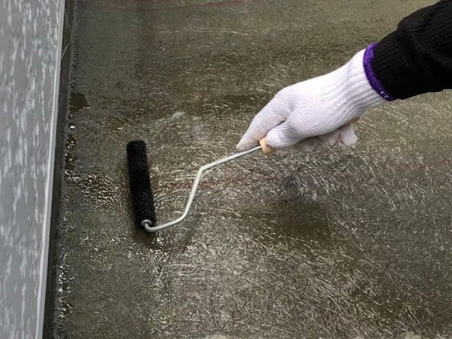 FRP防水メンテナンスのガラス繊維マットにポリエステル樹脂を塗布した後の気泡抜き