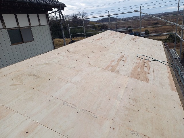 屋根葺き替え工事の構造用合板による重ね張り工程の完了