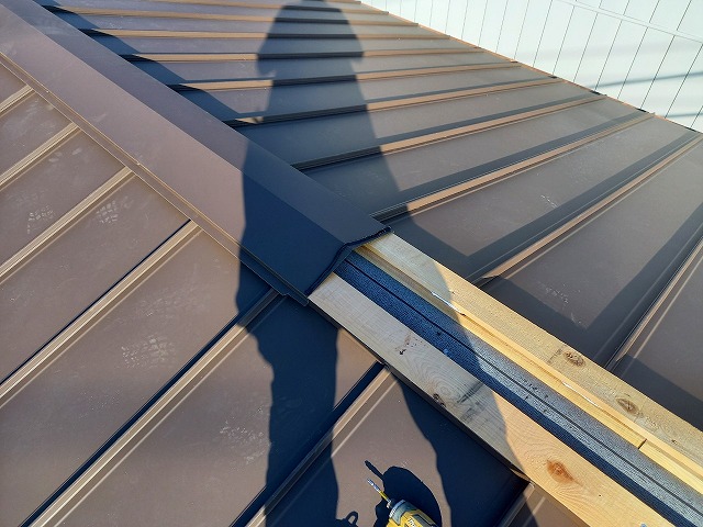 エスジーエル鋼板屋根を用いた葺き替え工事の棟包み役物の施工状況