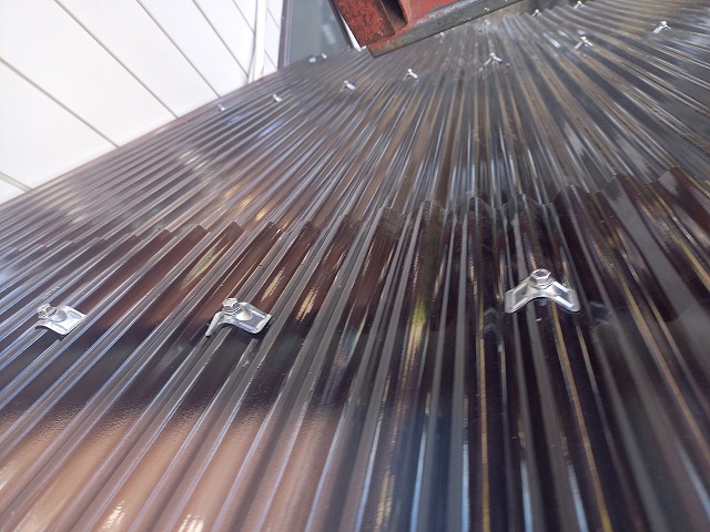 ポリカ波板による外部階段の屋根張り替え工事が完了