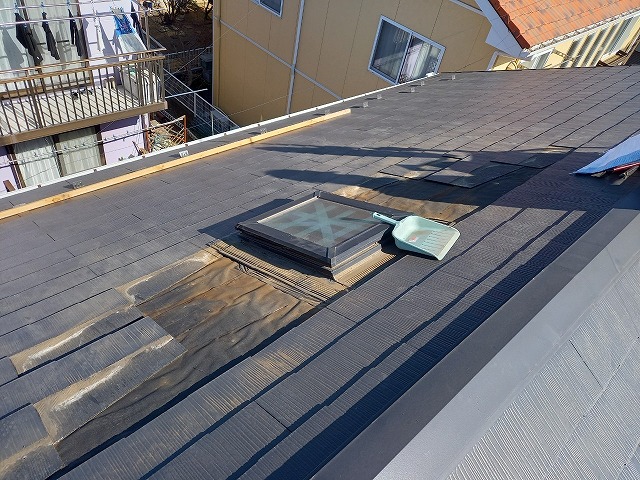 トップライトを撤去するためのスレート屋根の取り外しが完了