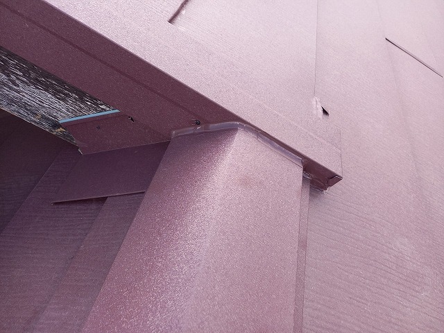 屋根カバー工法リフォームの板金部材どうしの取り合い部へのコーキング処理