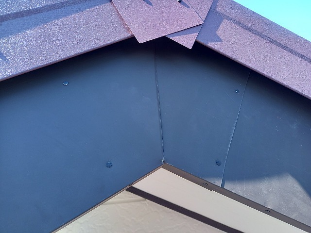 破風板へのガルバリウム鋼板巻きのジョイント部納まり