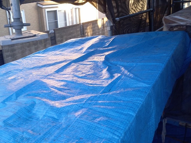 シャッターゲート屋根葺き替え工事で屋根の撤去後にブルーシート養生