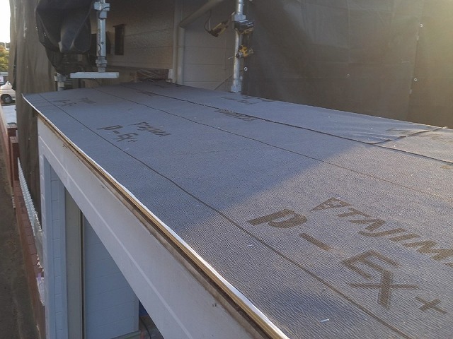 シャッターゲート屋根葺き替え工事の改質アスファルトルーフィング敷設状況