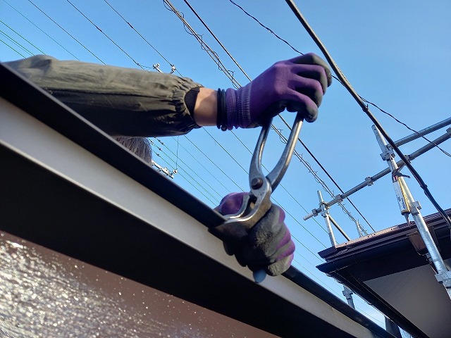 シャッターゲートの屋根葺き替え工事でガルバリウム鋼板の締め加工