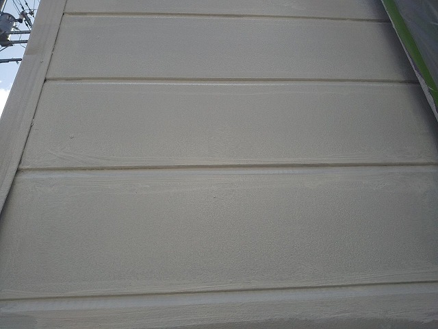 シャッターゲート外壁塗装工事でサイディングへの下塗りが完了