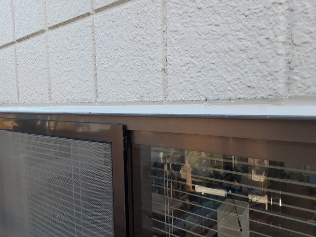 外壁塗装工事のコーキング打ち替えが完了した状況