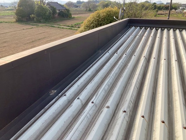 築10年の平屋住宅で折板屋根のパラペット部色あせなどの劣化を確認