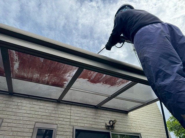 折板屋根塗装工事でポリカ屋根に対する高圧洗浄の様子