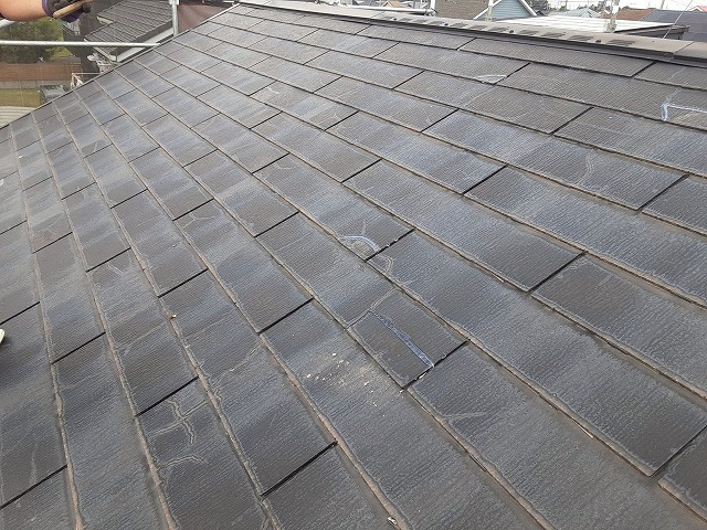 強風時に割れが生じたコロニアル屋根の部分補修が完了