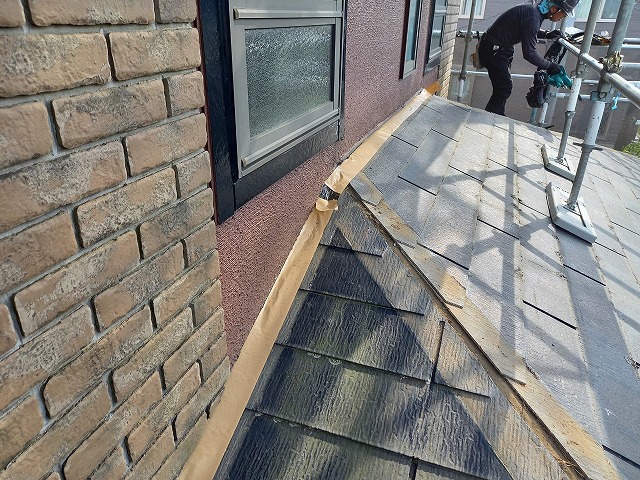 屋根カバー工事で既存雨押え板金の撤去後の防水シート貼り付け状況