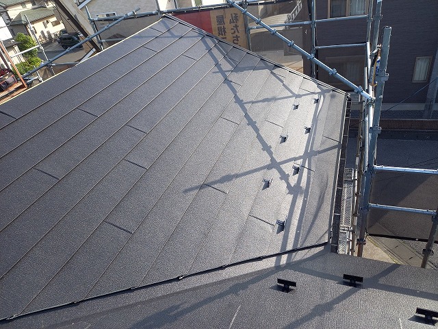 屋根カバー工事の超高耐久ガルバ屋根「スーパーガルテクト」の本体葺き完了状況