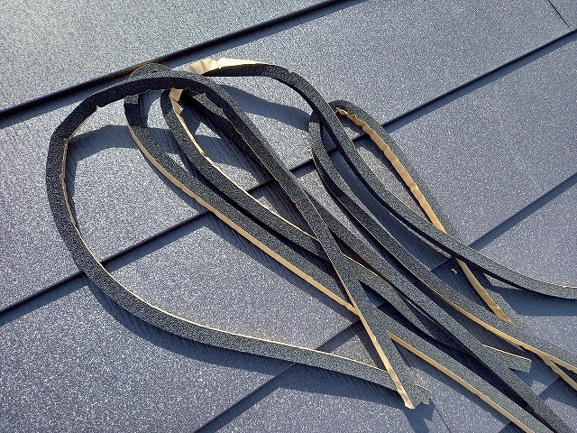 屋根カバー工事で使用する平型面戸材