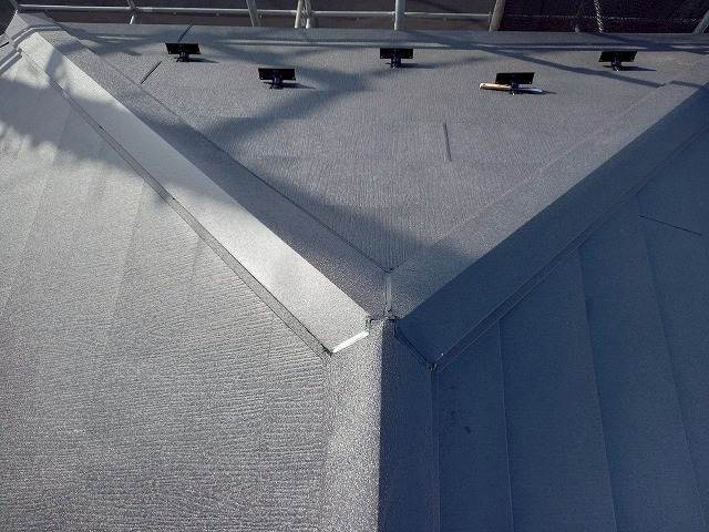 屋根カバー工事の棟包みコーキング充填完了状況