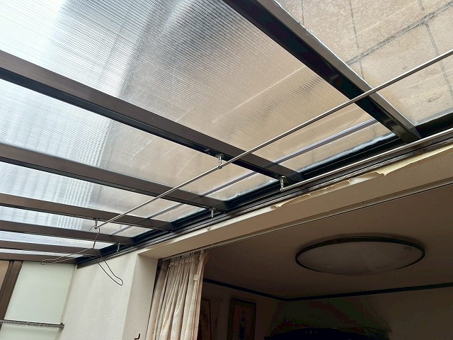 住宅に設置されているサンルームのポリカ屋根の室内側からの状況