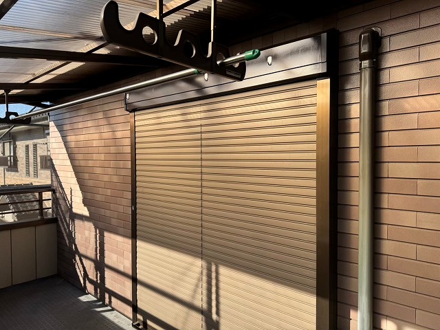 アパート建物塗装リフォームのベランダ部のシャッターボックスへの塗装完了状況