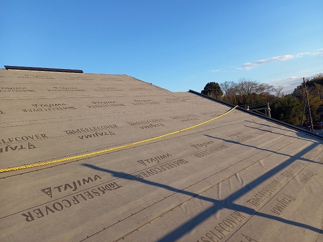 屋根カバー工法の防水シート敷設工程が完了した状況