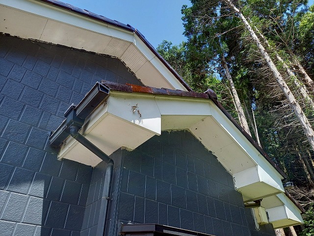 雨漏りリスクが高まっていた店舗建物下屋根部の瓦差し替え補修が完了