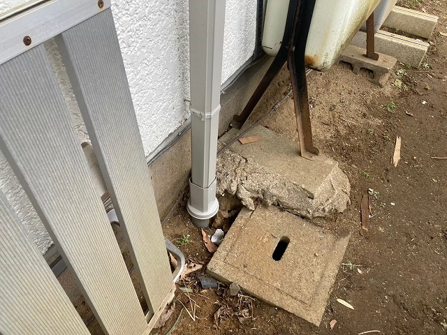 雨樋交換工事で竪樋と排水桝へつながる配管とを接続