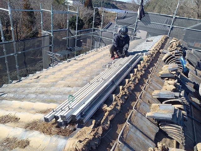 屋根葺き替え工事で解体した太陽光パネルの架台を搬出するための準備状況