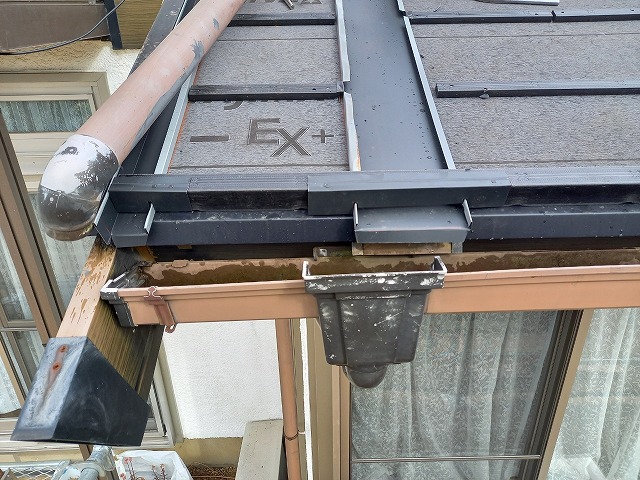 屋根葺き替え工事で下屋根に取り付けた捨て水切りの軒先納まり
