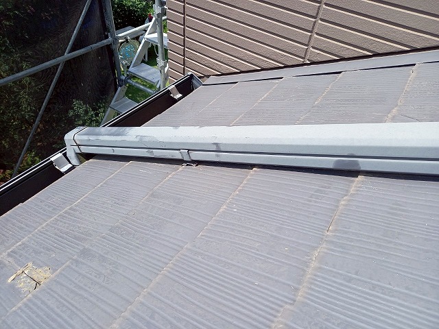 住宅の下屋根雨樋に色あせなどの劣化状況を確認