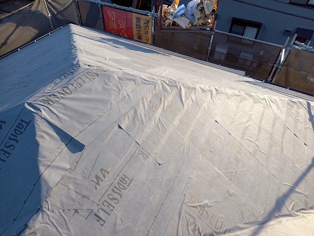 屋根カバー工事で粘着型防水シート「タディスセルフ」の敷設が完了