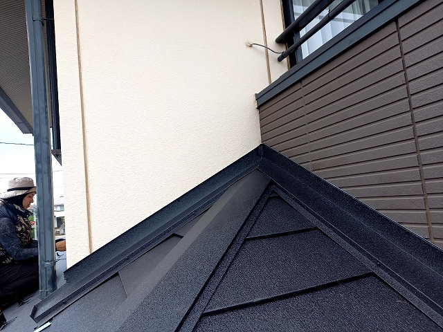 屋根カバー工事の下屋根と外壁との取り合い部への壁押え取り付け