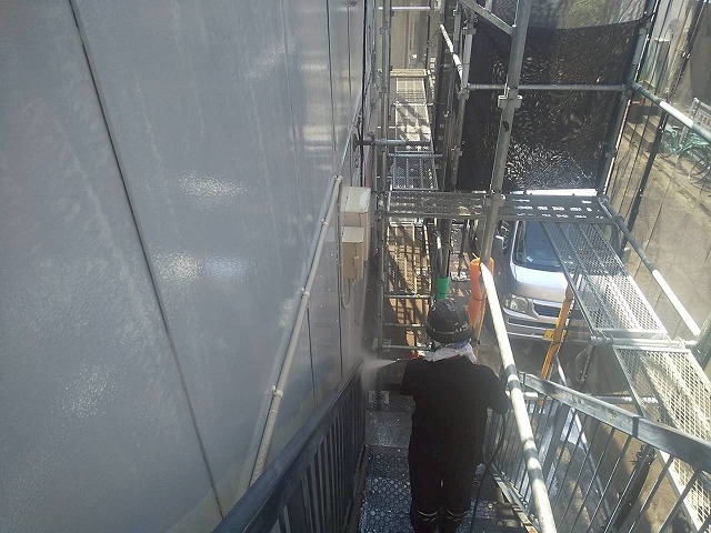アパート建物塗装工事の鉄骨階段への高圧洗浄