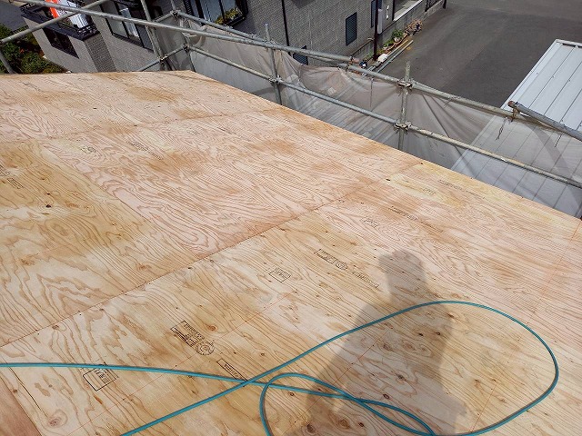 屋根葺き替え工事の野地板増し張り工程が完了