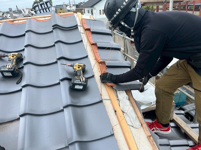 屋根葺き替え工事で掛瓦をステンレスビスで固定