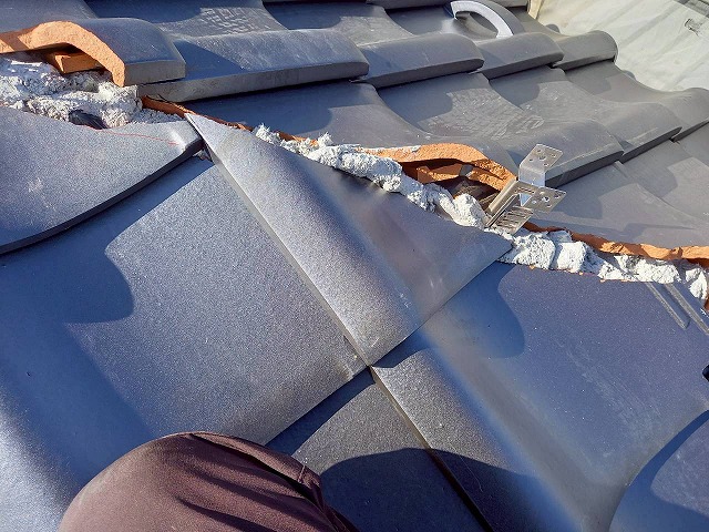 屋根葺き替え工事の隅棟部の勝手瓦取り付けが完了