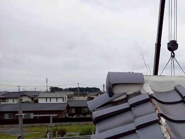屋根葺き替え工事で棟の先端に丸止め瓦を設置した状況