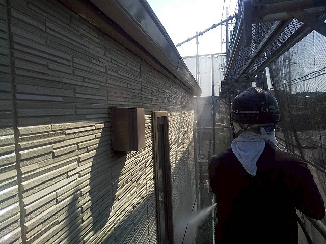 アパート屋根塗装工事のサイディング外壁への高圧洗浄工程