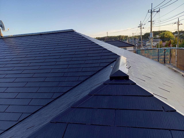 「エスケープレミアムルーフSi」を用いたカラーベスト屋根塗装工事の中塗りが完了