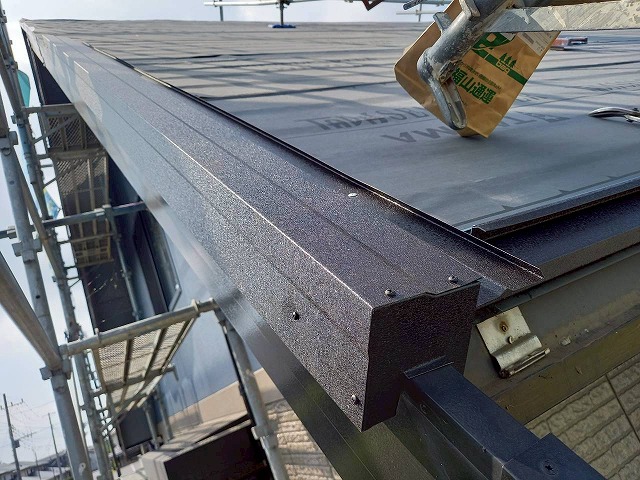 屋根カバー工事のケラバへの改修用ケラバ水切りの取り付けが完了