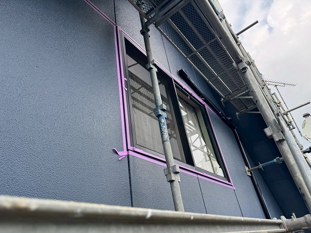 シーリング打ち替え工事のマスキングテープ養生およびプライマー塗布が完了