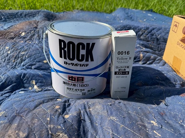 ウレタン塗膜防水工事の下地処理に使用するロックポリパテ薄付け用