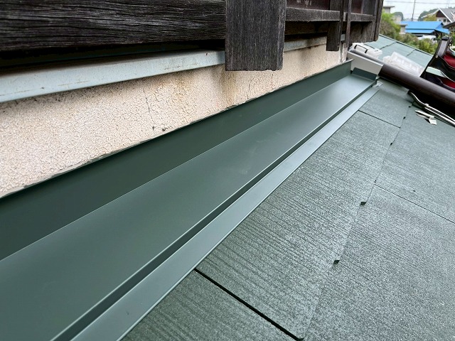 屋根葺き替え工事の雨押え板金の設置が完了