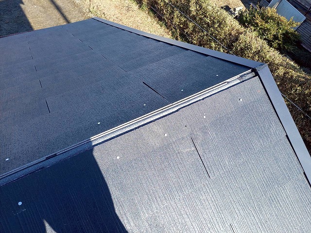 屋根葺き替え工事の「コロニアルグラッサ」を用いた本体施工の完了