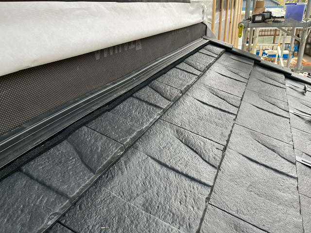 下屋根部貫板と屋根材との間に防水シーラーを貼り付け