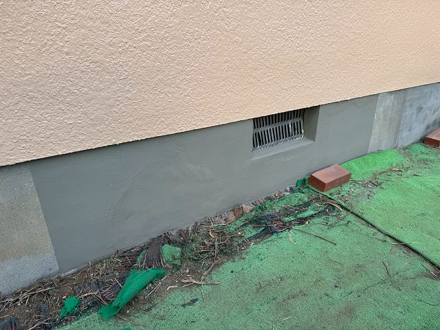 経年劣化でひび割れが生じていた住宅基礎化粧モルタルの補修が完了