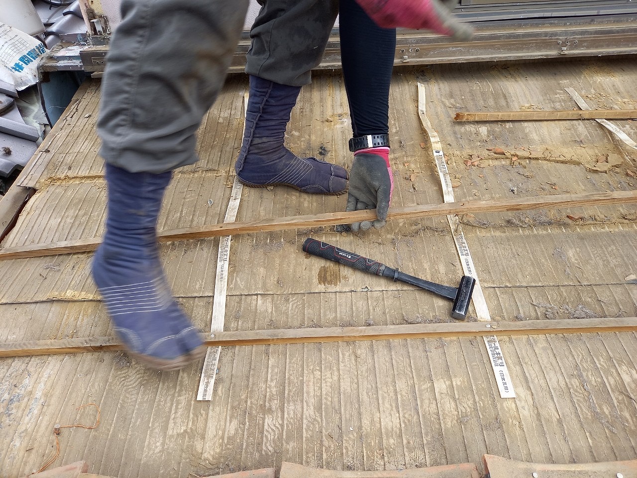 瓦桟を外します