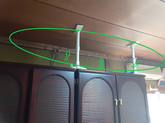 柱をつたう雨水の痕跡