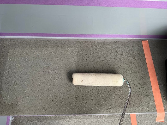 アパートの屋外階段踏み面への下塗り施工