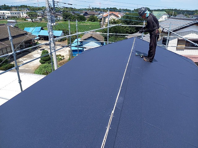 雨漏りしていた屋根へのスーパーガルテクト本体葺き替えが完了